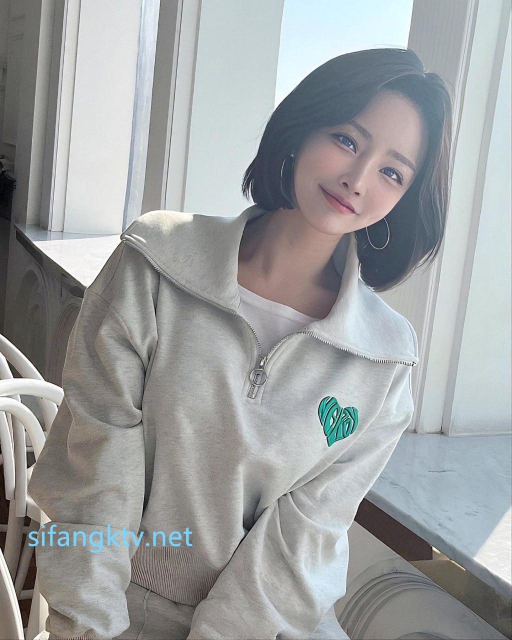 大奶子熟女Armani Knight色情打炮